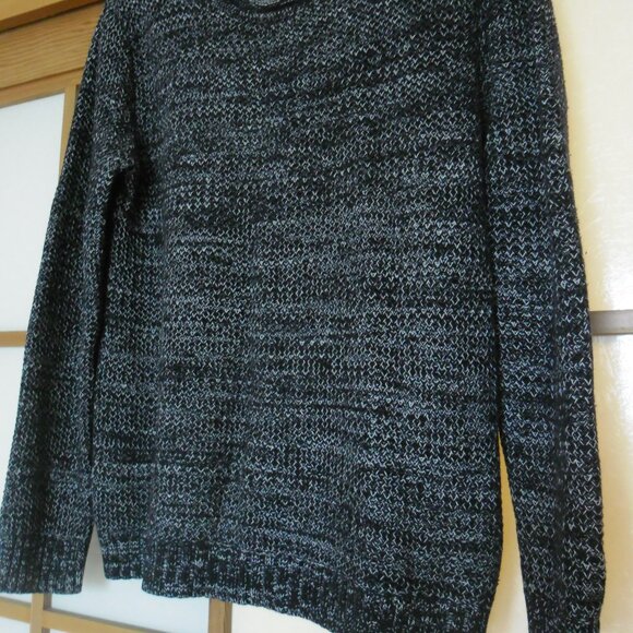 Knit sweater. Medium size. 68% cotton. - Picture 1 of 3